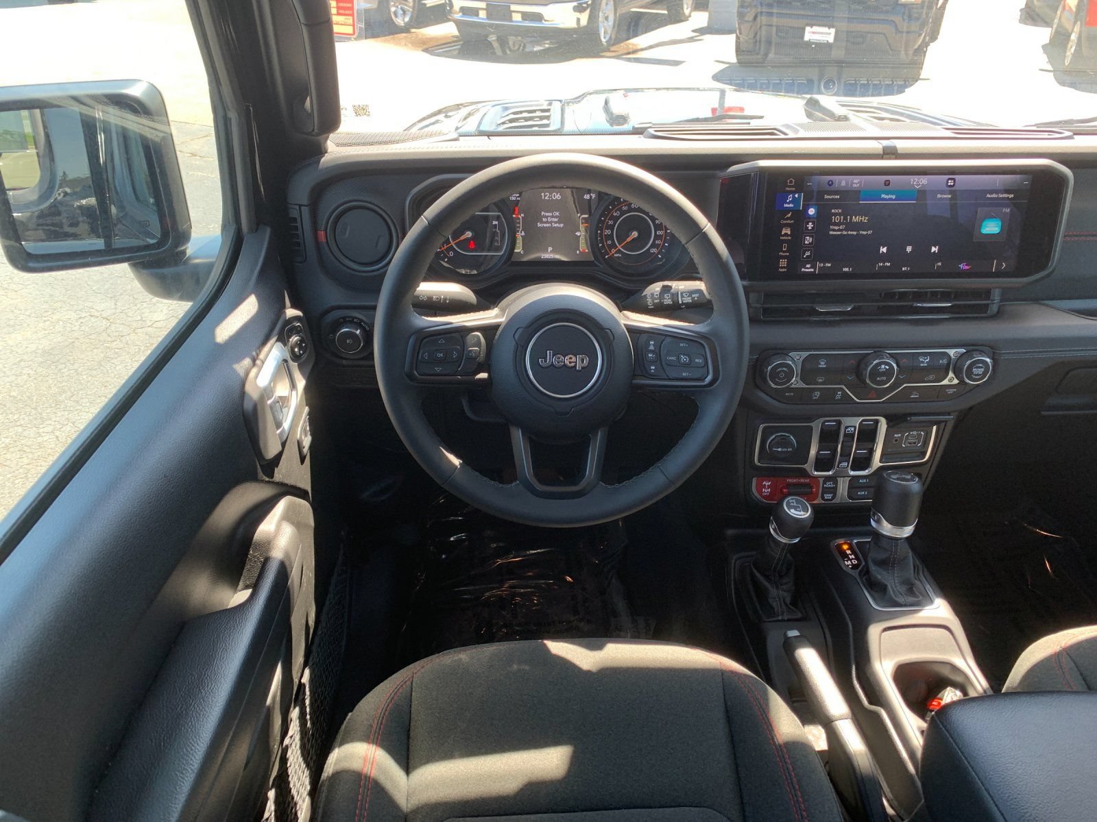 Used 2025 Jeep Wrangler Unlimited Rubicon AWD/4WD image 17