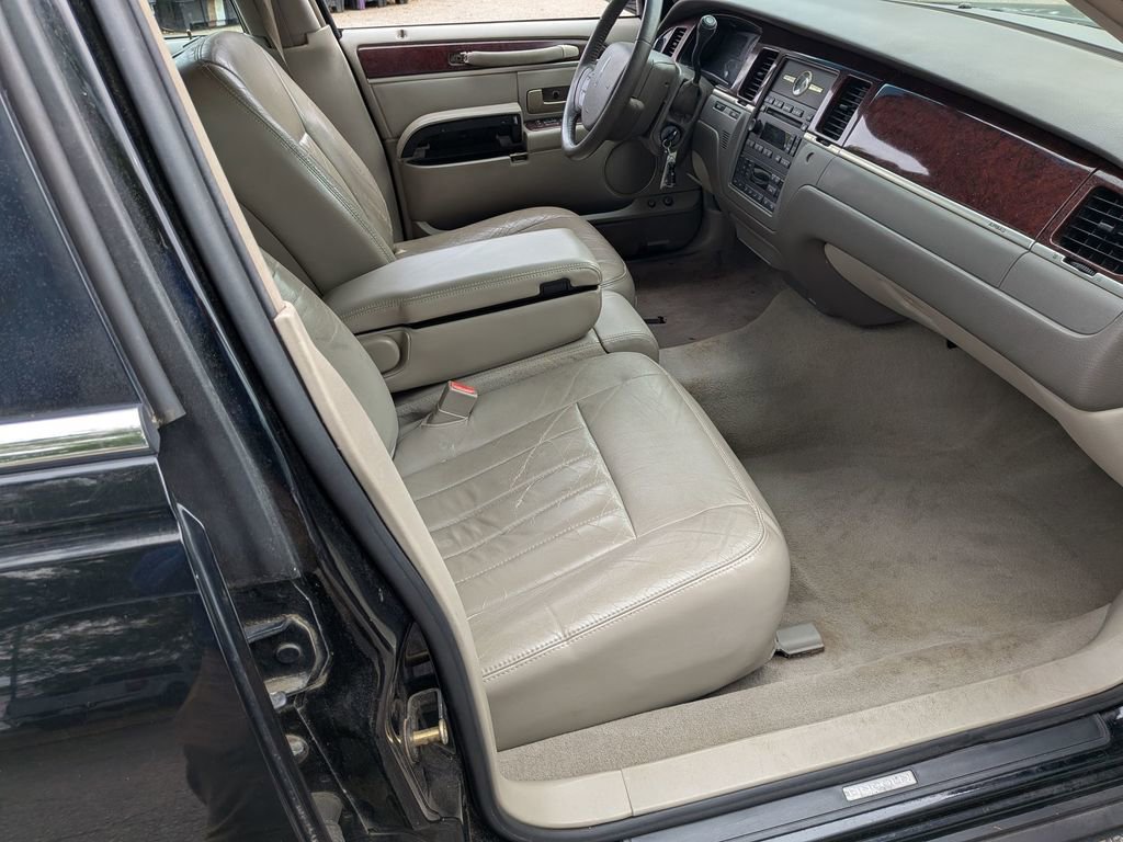 Used 2005 Lincoln Town Car Signature image 27