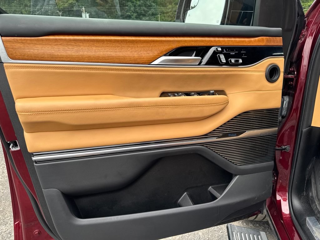 Used 2025 Jeep Grand Wagoneer Series III w/ Rear Seat Video Group 1 AWD/4WD image 15
