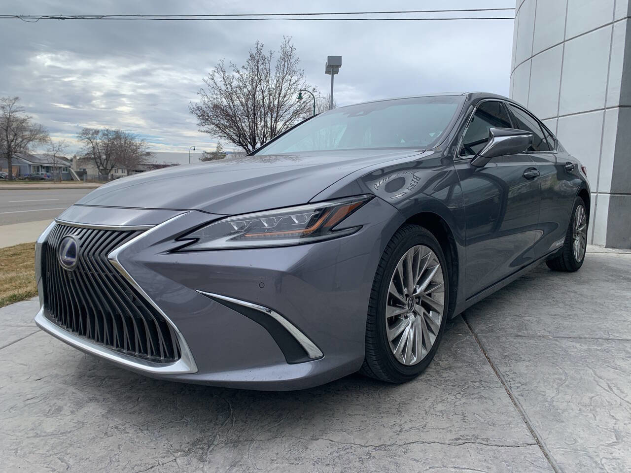 Used 2019 Lexus ES 300h Ultra Luxury w/ Accessory Package 2 image 3