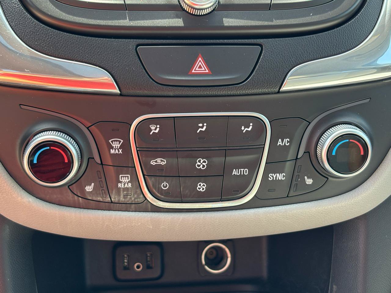 Used 2018 Chevrolet Equinox LT w/ Sun & Infotainment Package FWD image 25