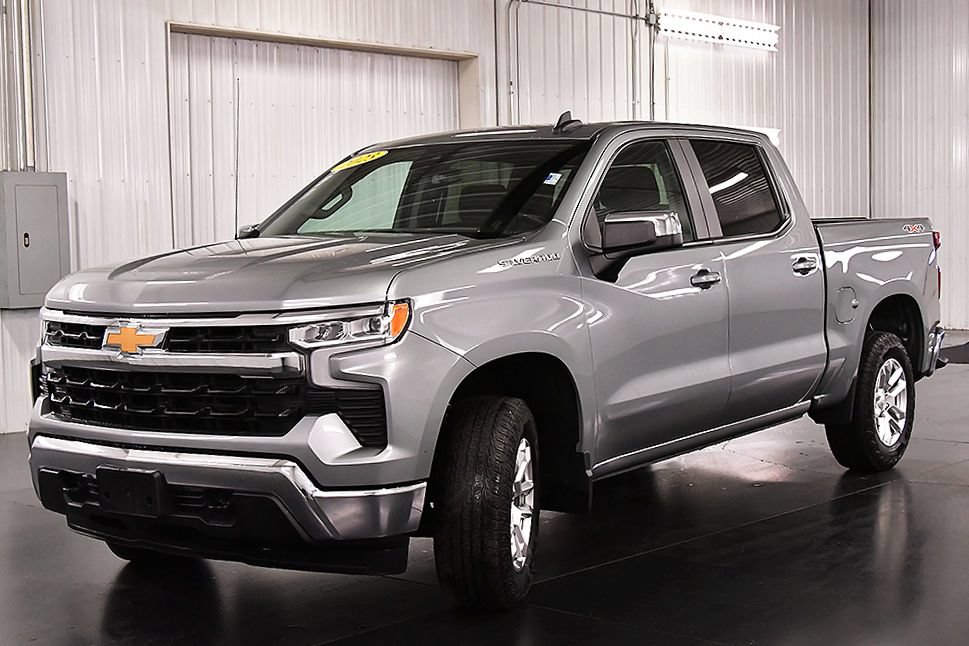 Used 2023 Chevrolet Silverado 1500 LT AWD/4WD image 3