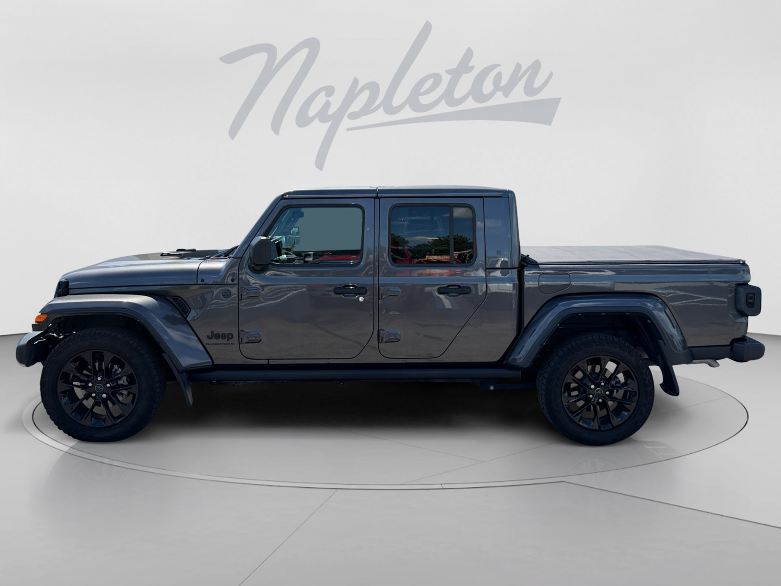 Used 2024 Jeep Gladiator Overland AWD/4WD image 2