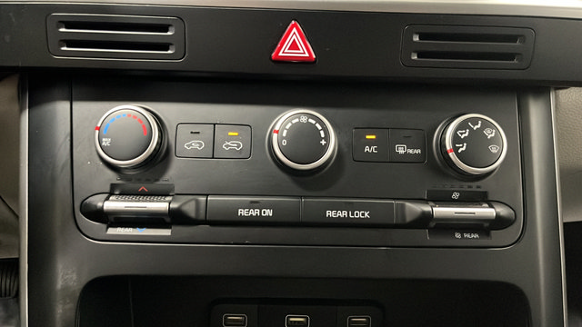 Used 2024 Kia Carnival LX FWD image 17