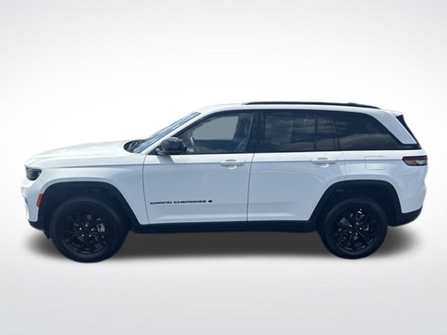 Used 2025 Jeep Grand Cherokee Altitude AWD/4WD image 3