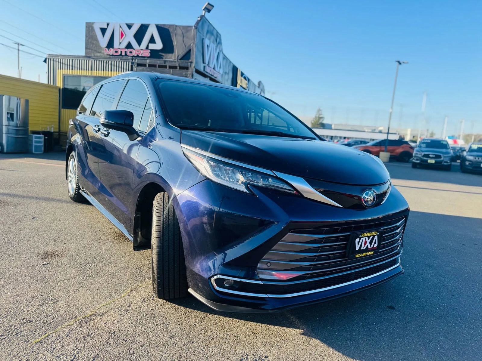 Used 2023 Toyota Sienna Limited image 2
