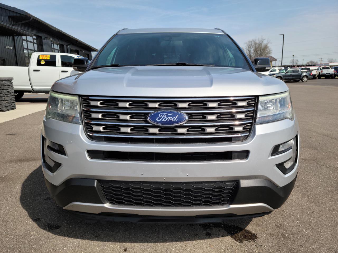 Used 2017 Ford Explorer XLT image 2