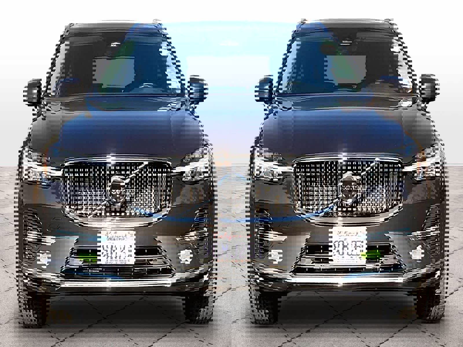 Used 2023 Volvo XC60 T8 Plus image 3