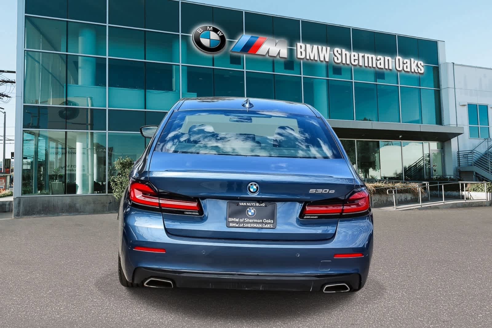 Certified 2023 BMW 530e w/ Convenience Package RWD image 5