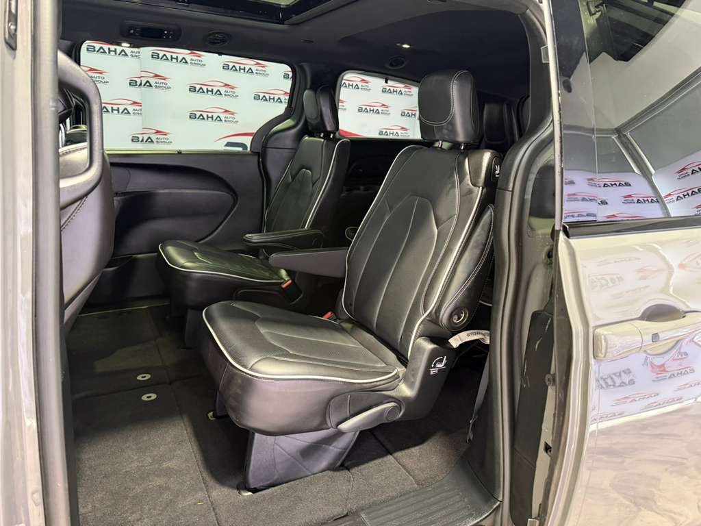 Used 2025 Chrysler Pacifica Limited FWD image 31