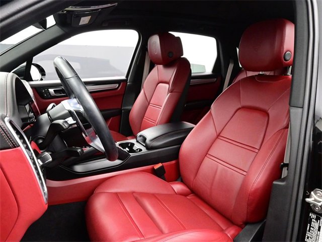 Certified 2023 Porsche Cayenne Platinum Edition image 5