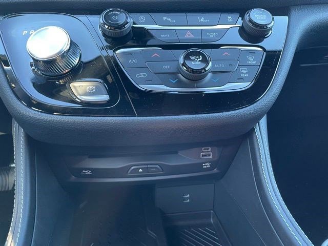New 2026 Chrysler Pacifica Limited w/ Uconnect Theater Family Group image 14