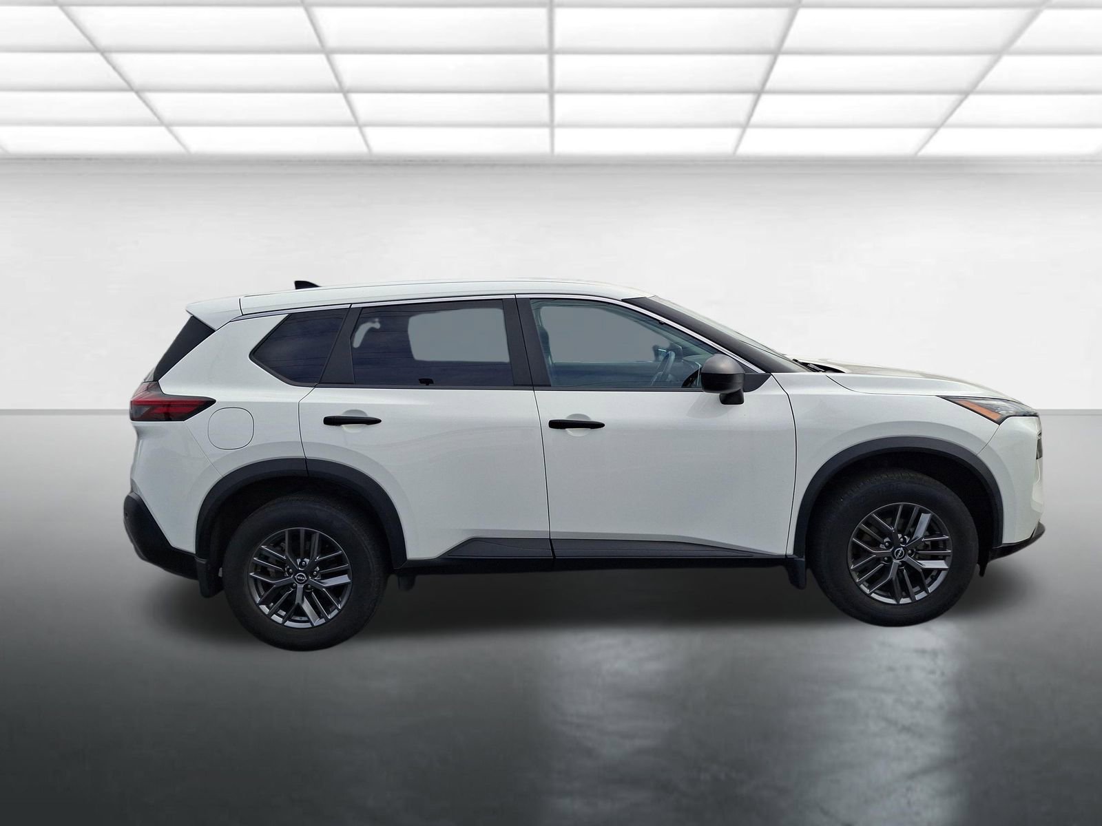 Used 2023 Nissan Rogue S image 2