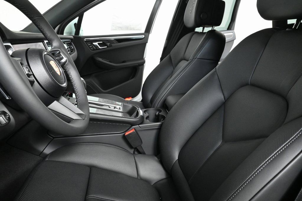 Certified 2025 Porsche Macan image 5