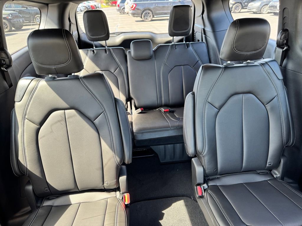 New 2026 Chrysler Pacifica Select image 13