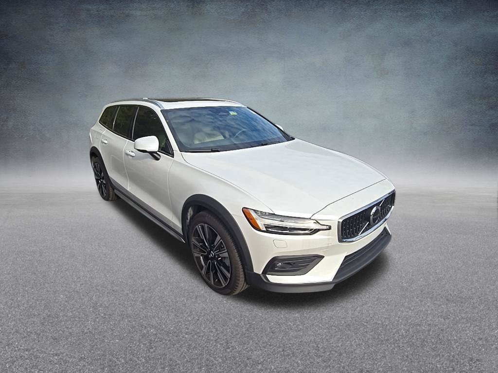 Used 2025 Volvo V60 B5 Cross Country Ultra w/ Climate Package AWD/4WD image 2