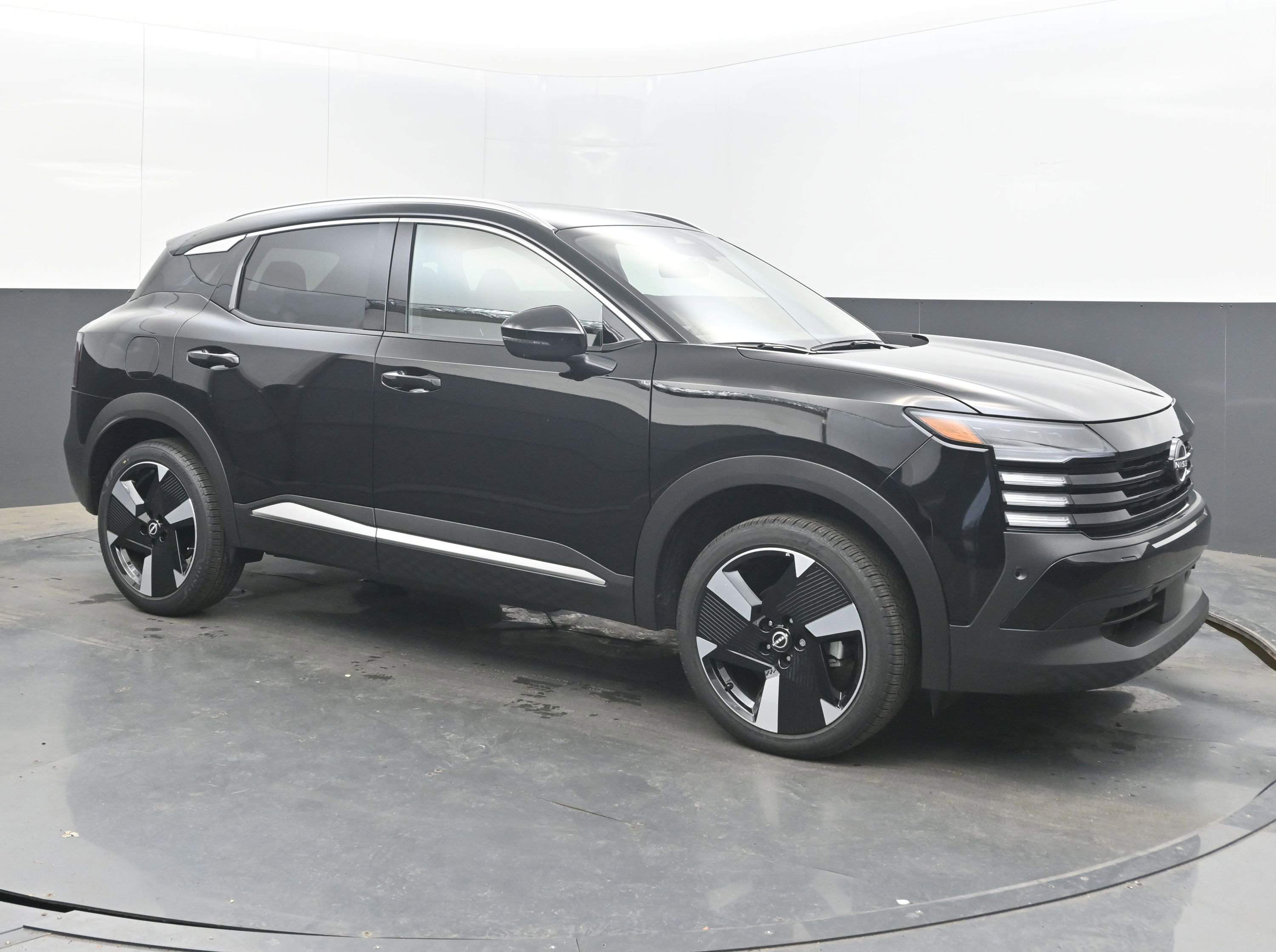 Used 2025 Nissan Kicks SR image 2