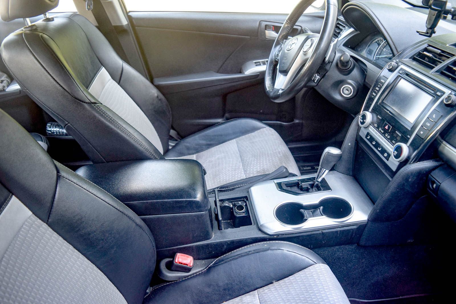 Used 2012 Toyota Camry SE FWD image 19
