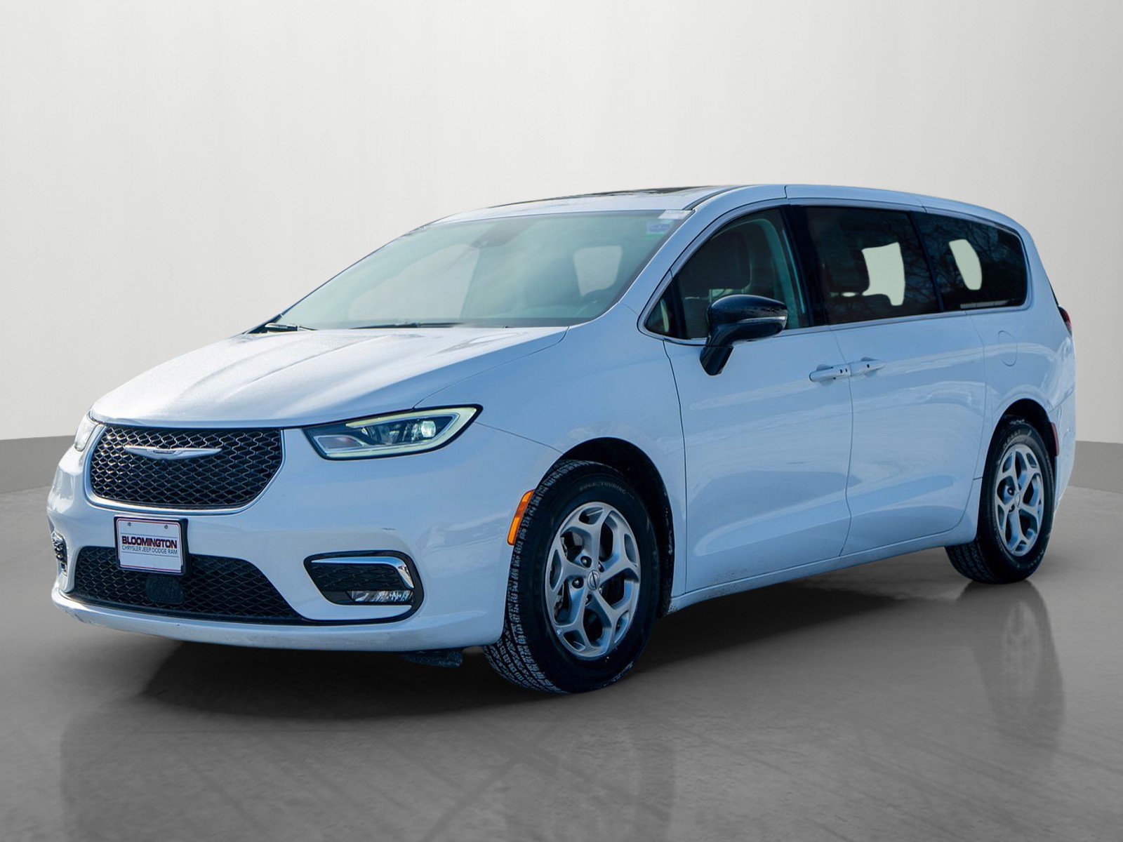 Used 2024 Chrysler Pacifica Limited image 3