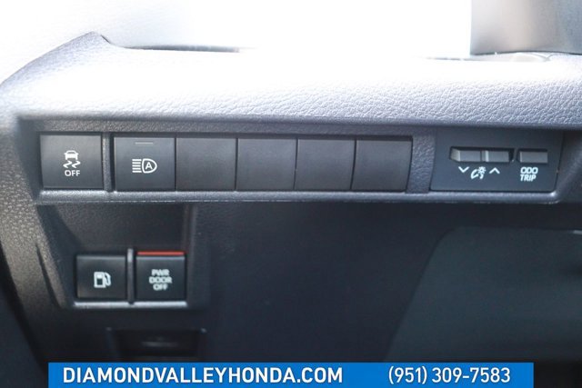 Used 2025 Toyota Sienna XLE FWD image 39