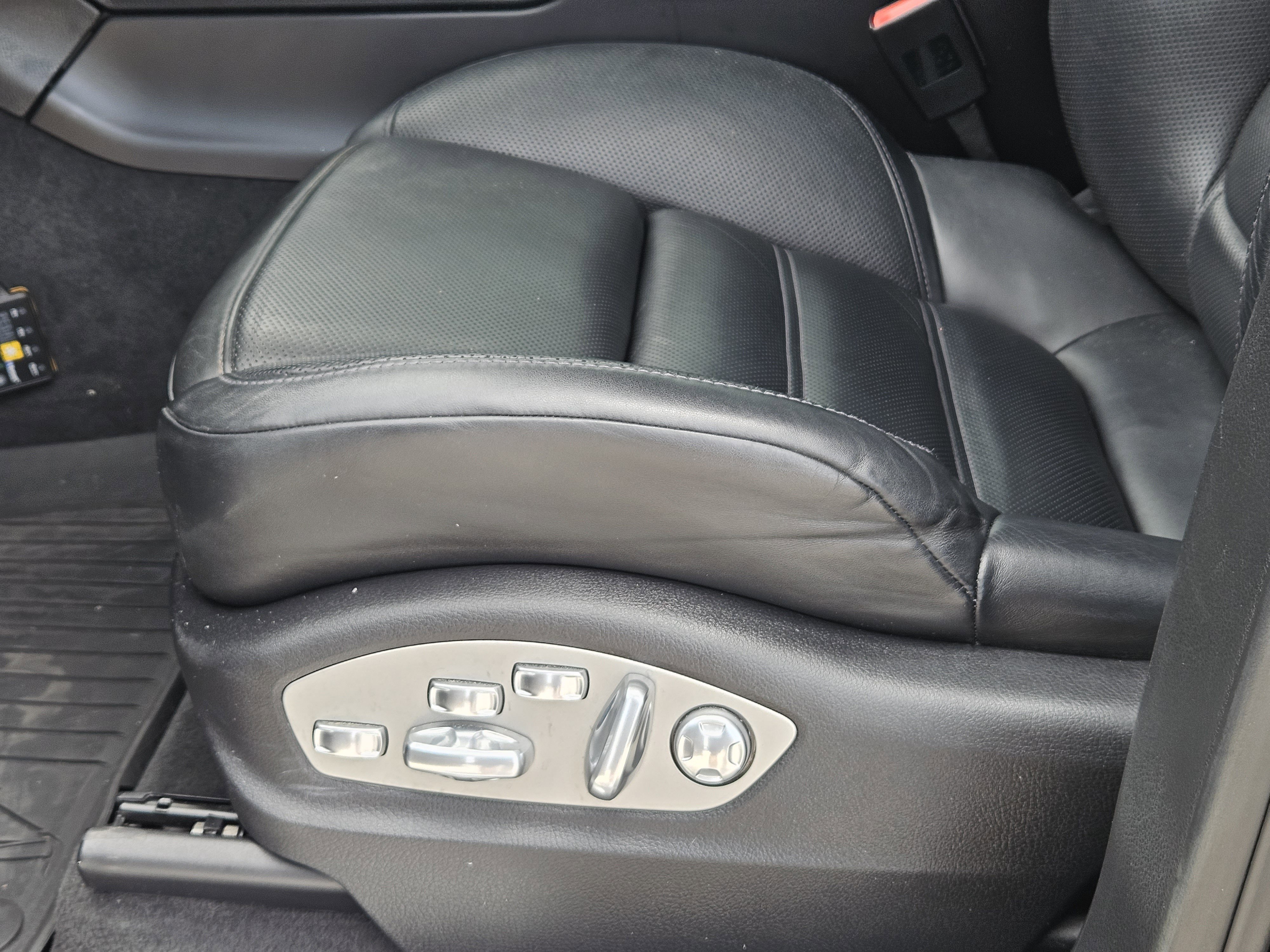 Used 2017 Porsche Macan Turbo AWD/4WD image 23
