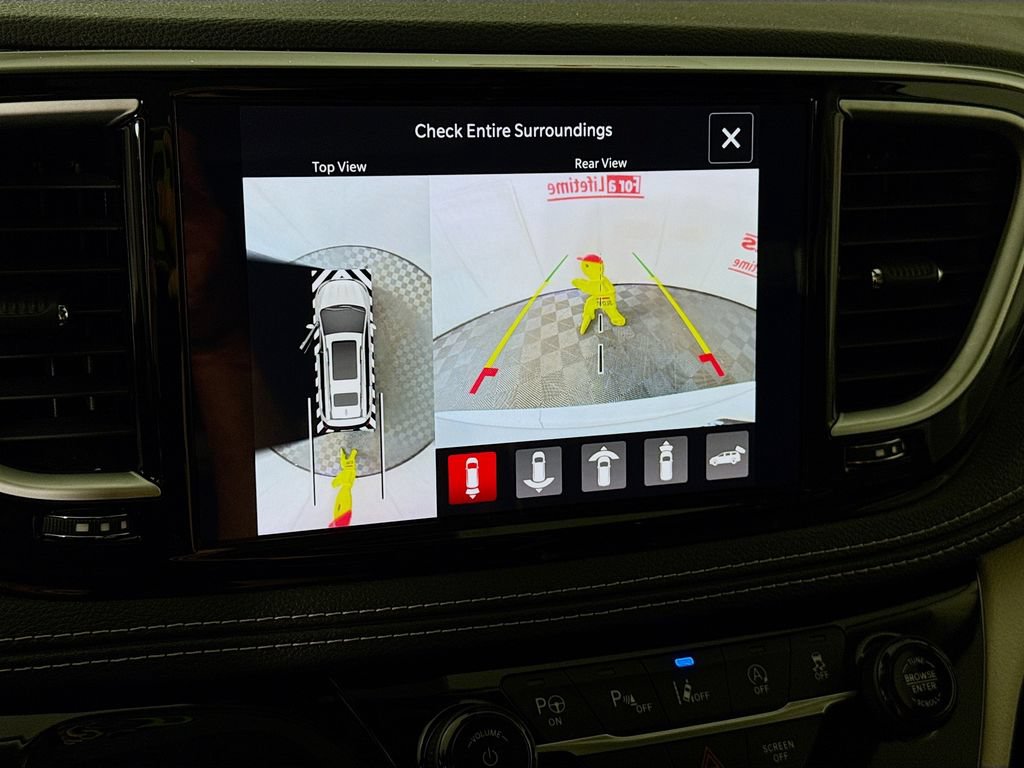 Used 2023 Chrysler Pacifica Limited AWD/4WD image 6