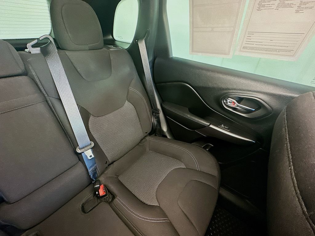 Used 2019 Jeep Cherokee Latitude w/ Cold Weather Group image 14