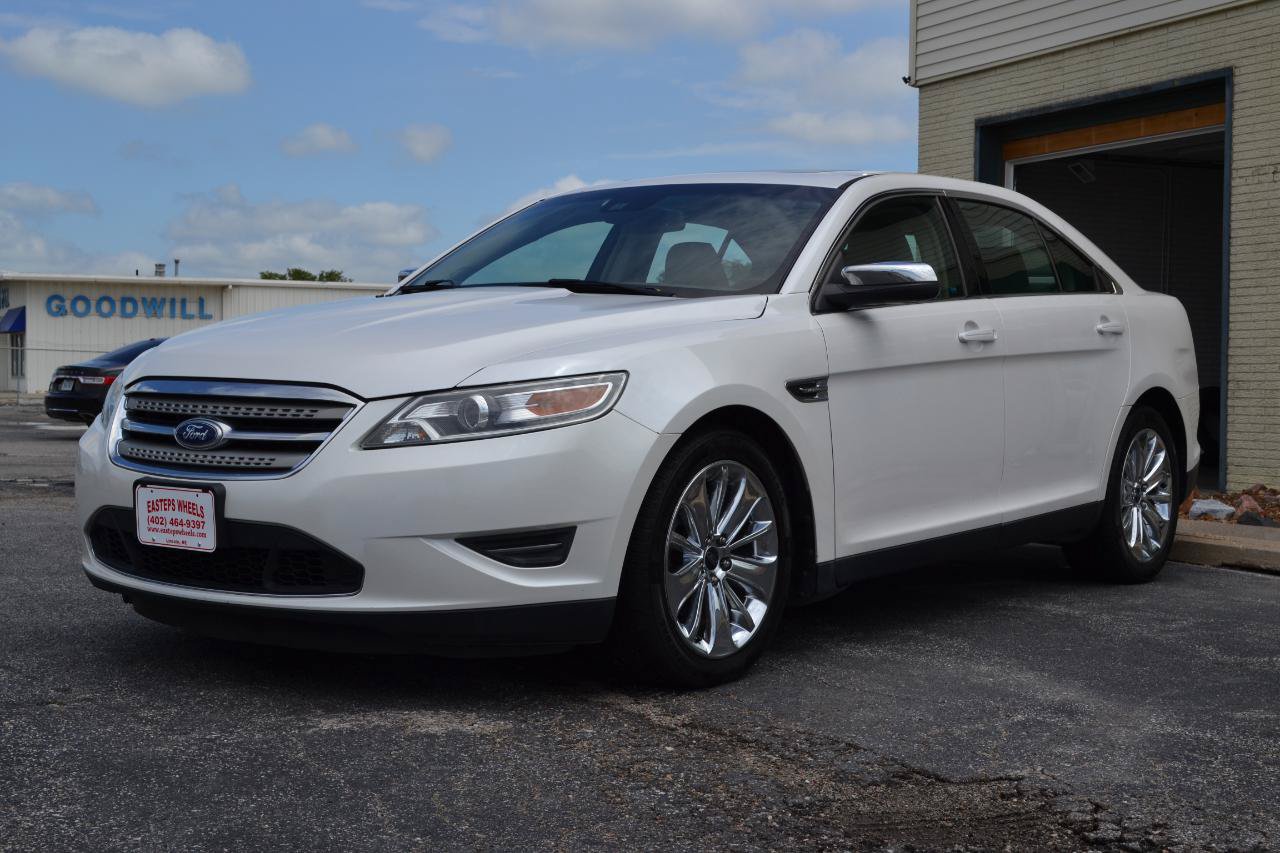 Used 2010 Ford Taurus Limited AWD/4WD image 3
