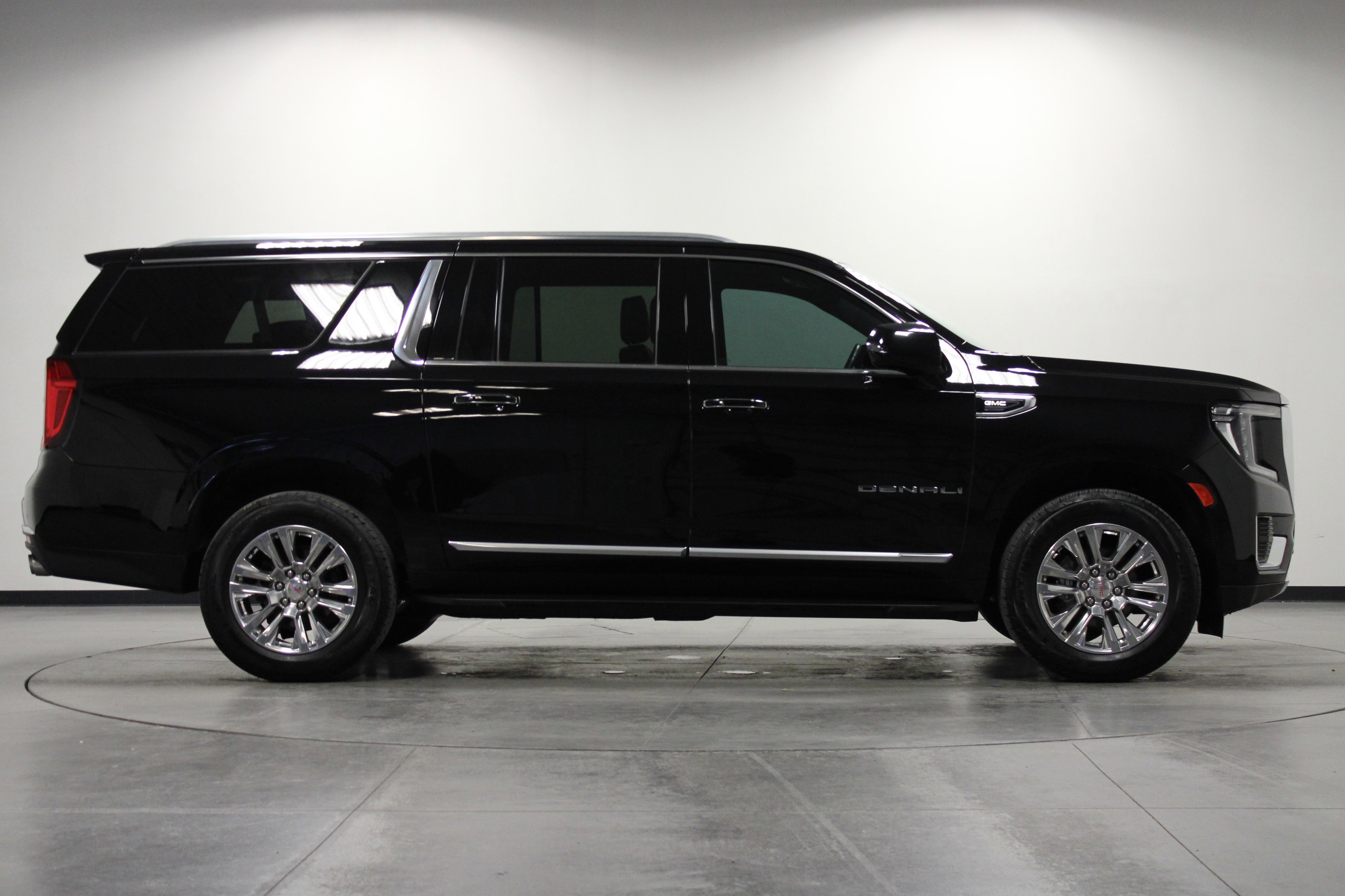 Used 2023 GMC Yukon XL Denali image 3
