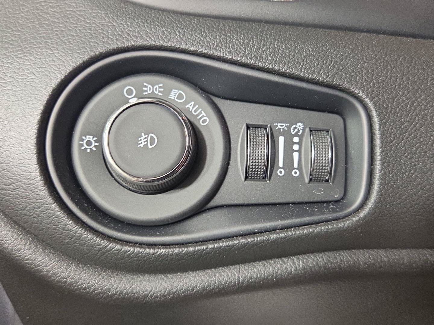 Used 2023 Jeep Renegade Latitude w/ Premium Group AWD/4WD image 20