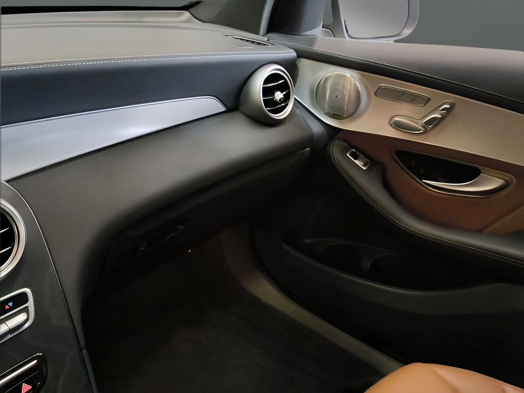 Used 2023 Mercedes-Benz GLC 300 4MATIC Coupe image 26