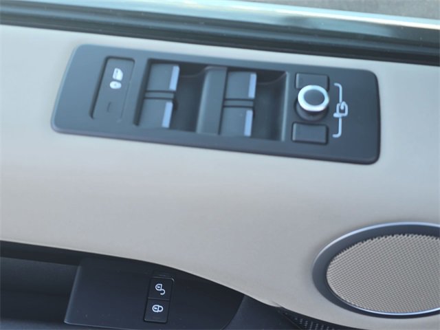 Used 2020 Land Rover Discovery SE image 29