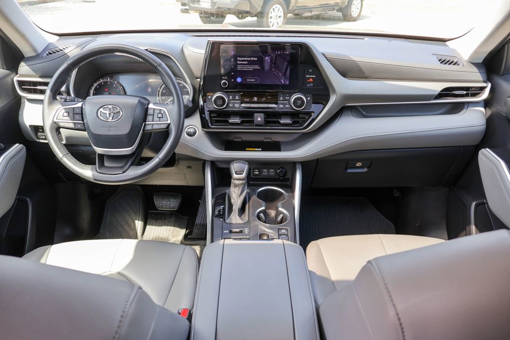 Used 2024 Toyota Highlander XLE image 7