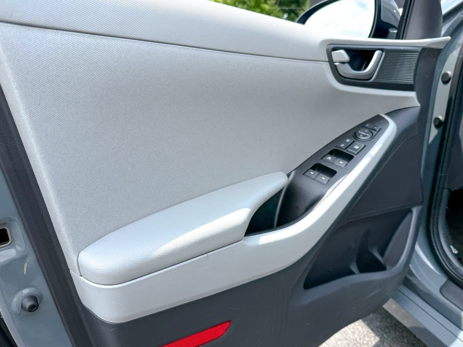 Used 2020 Hyundai Ioniq SE FWD image 16