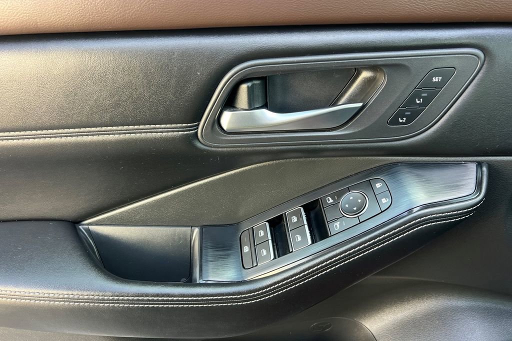 Used 2023 Nissan Rogue SL w/ SL Premium Package image 13