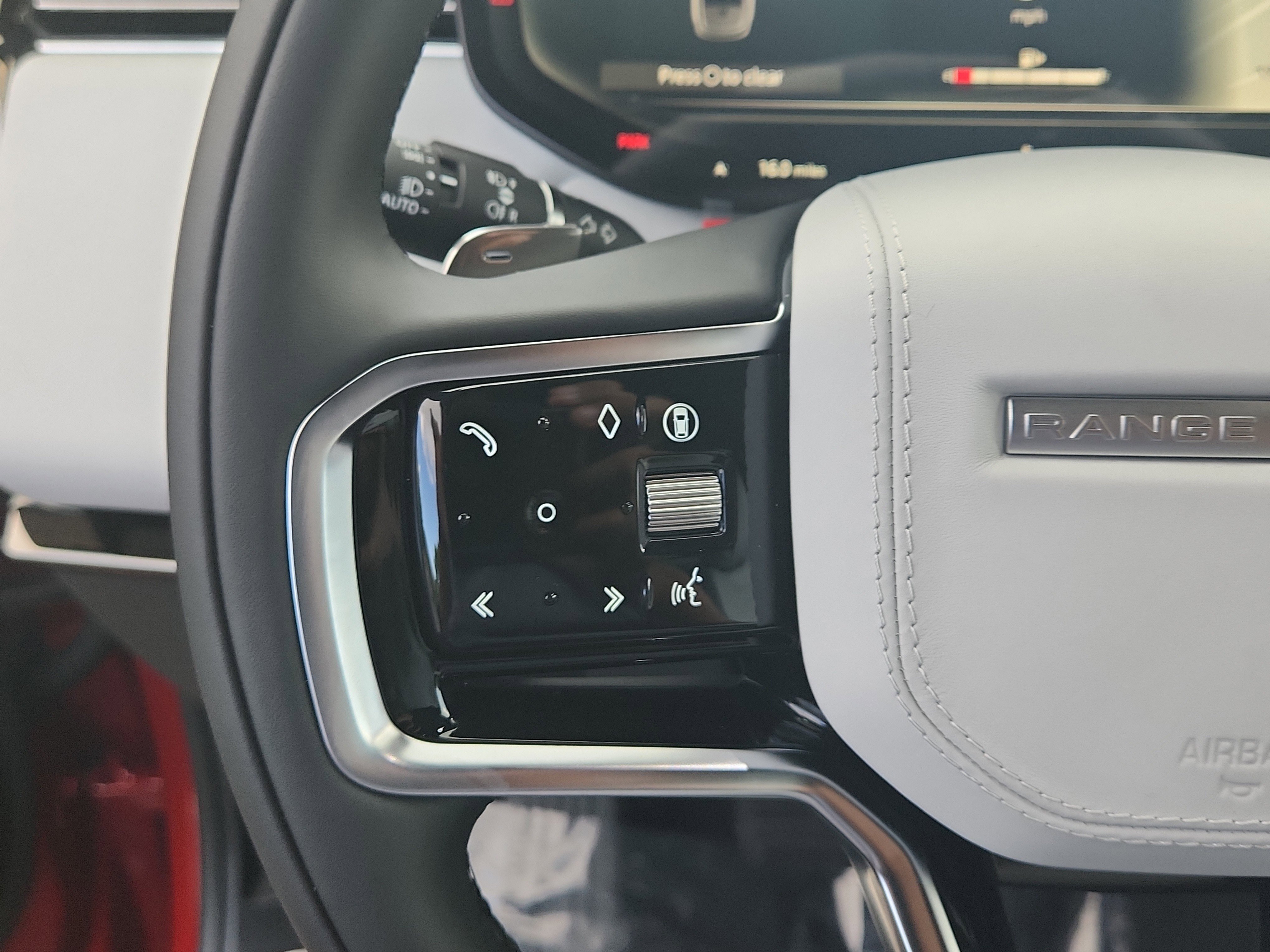 New 2025 Land Rover Range Rover Sport SE image 24