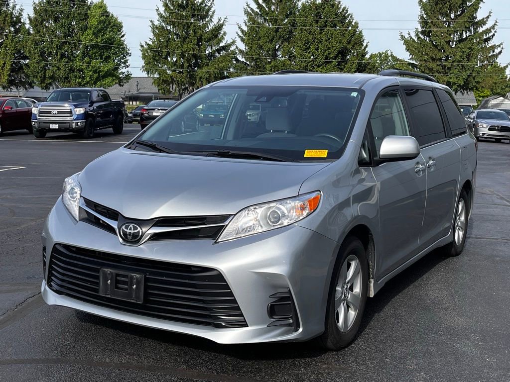 Used 2019 Toyota Sienna LE w/ LE Preferred Package FWD image 2