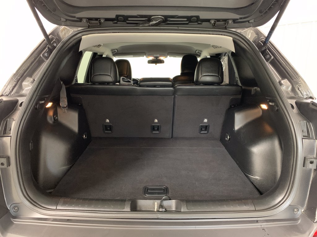 Used 2019 Jeep Cherokee Latitude Plus AWD/4WD image 18