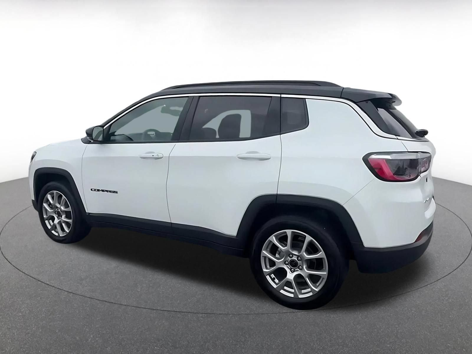 Used 2025 Jeep Compass Limited AWD/4WD image 10