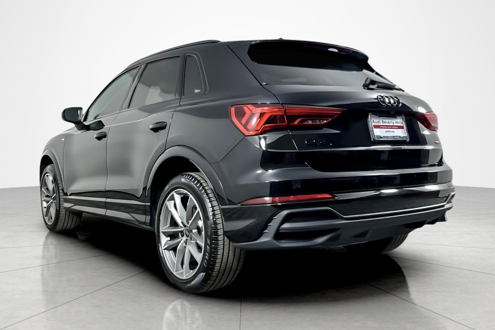 Used 2023 Audi Q3 2.0T Premium Plus w/ Premium Plus Package image 3