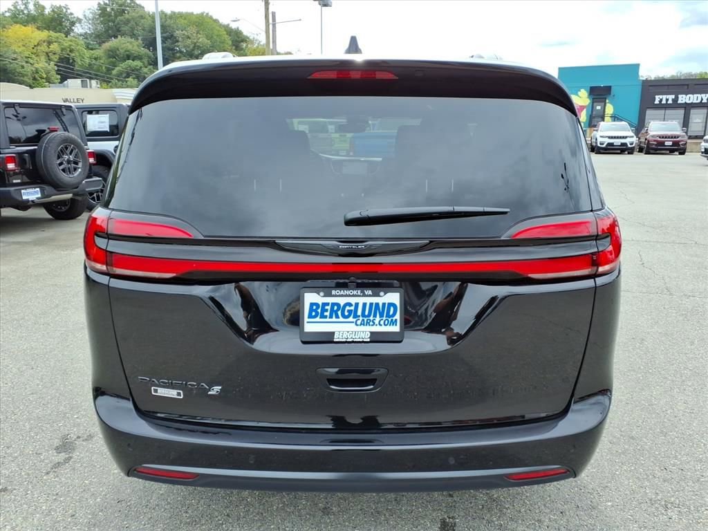 New 2026 Chrysler Pacifica Select image 5