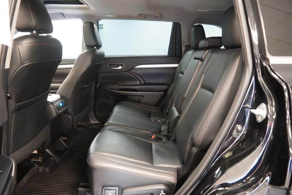 Used 2019 Toyota Highlander XLE AWD/4WD image 28
