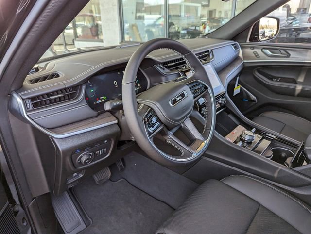 Used 2022 Jeep Grand Cherokee Overland w/ Luxury Tech Group IV image 7