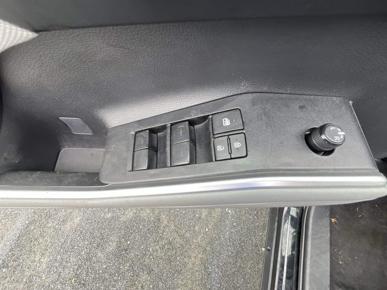 Used 2023 Toyota Highlander LE AWD/4WD image 4