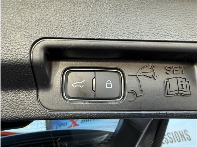 Used 2020 Ford Explorer XLT w/ Equipment Group 202A image 29