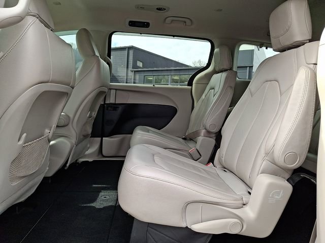 Used 2018 Chrysler Pacifica Touring-L image 11