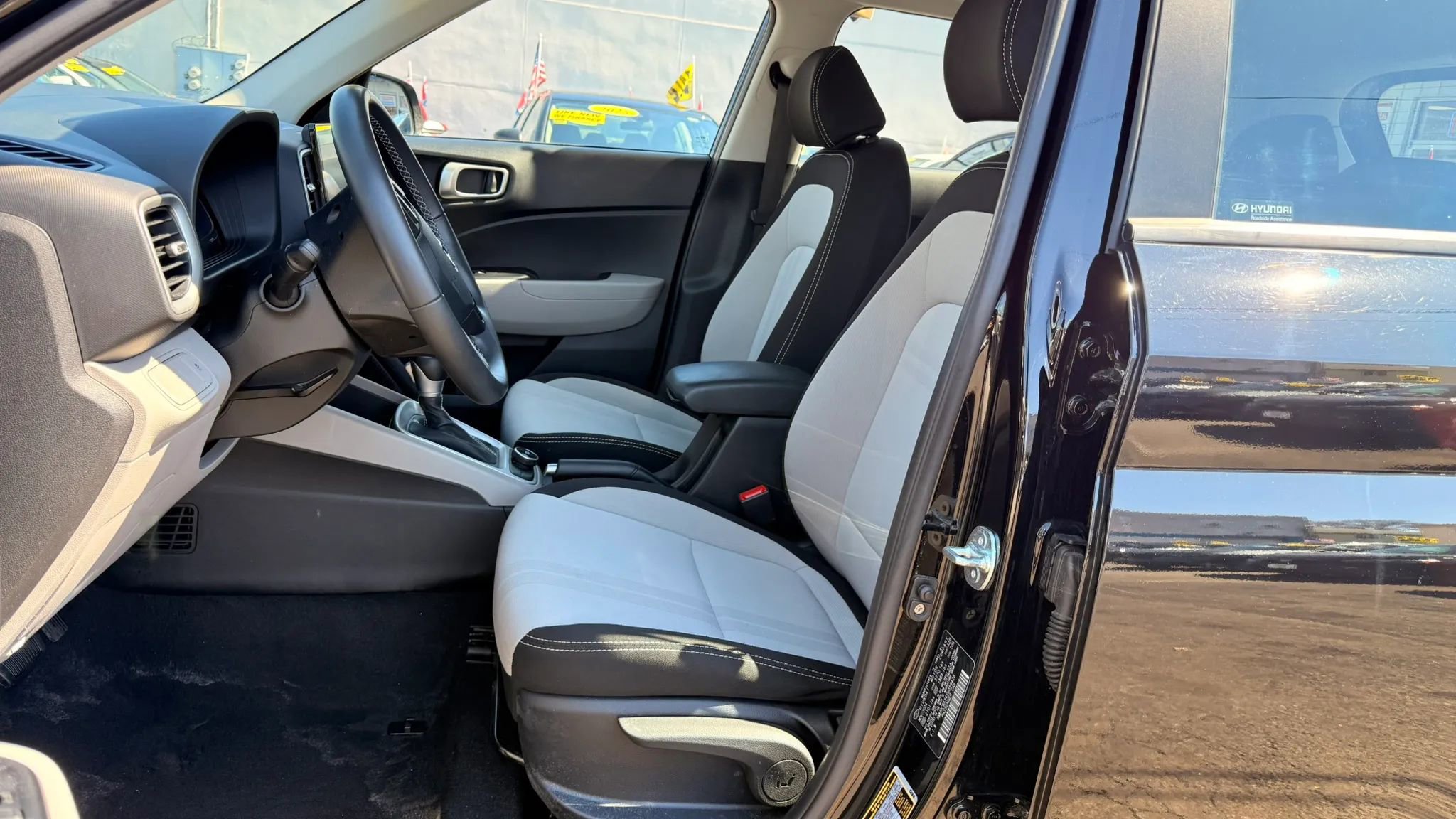 Used 2025 Hyundai Venue SEL image 12