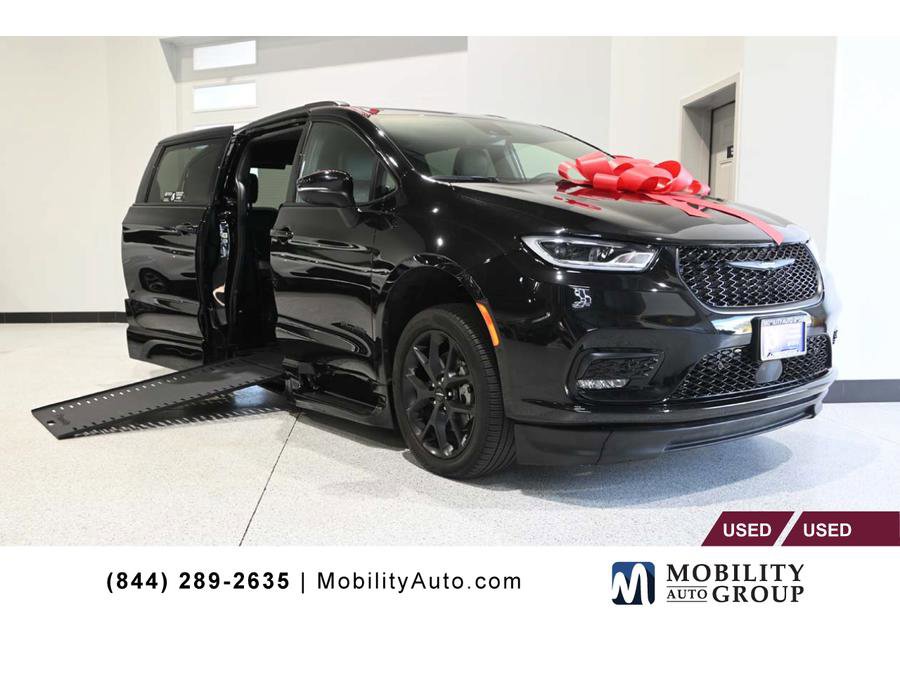 Used 2023 Chrysler Pacifica Touring-L w/ S Appearance Package image 1