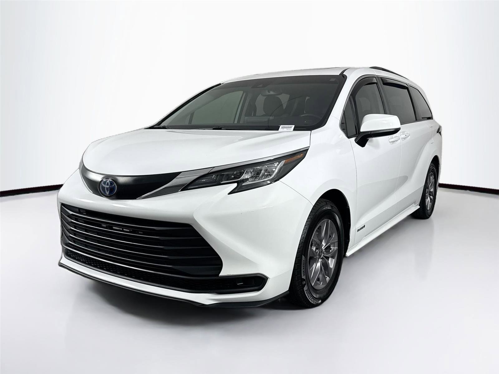 Used 2021 Toyota Sienna LE w/ LE Plus Package image 2