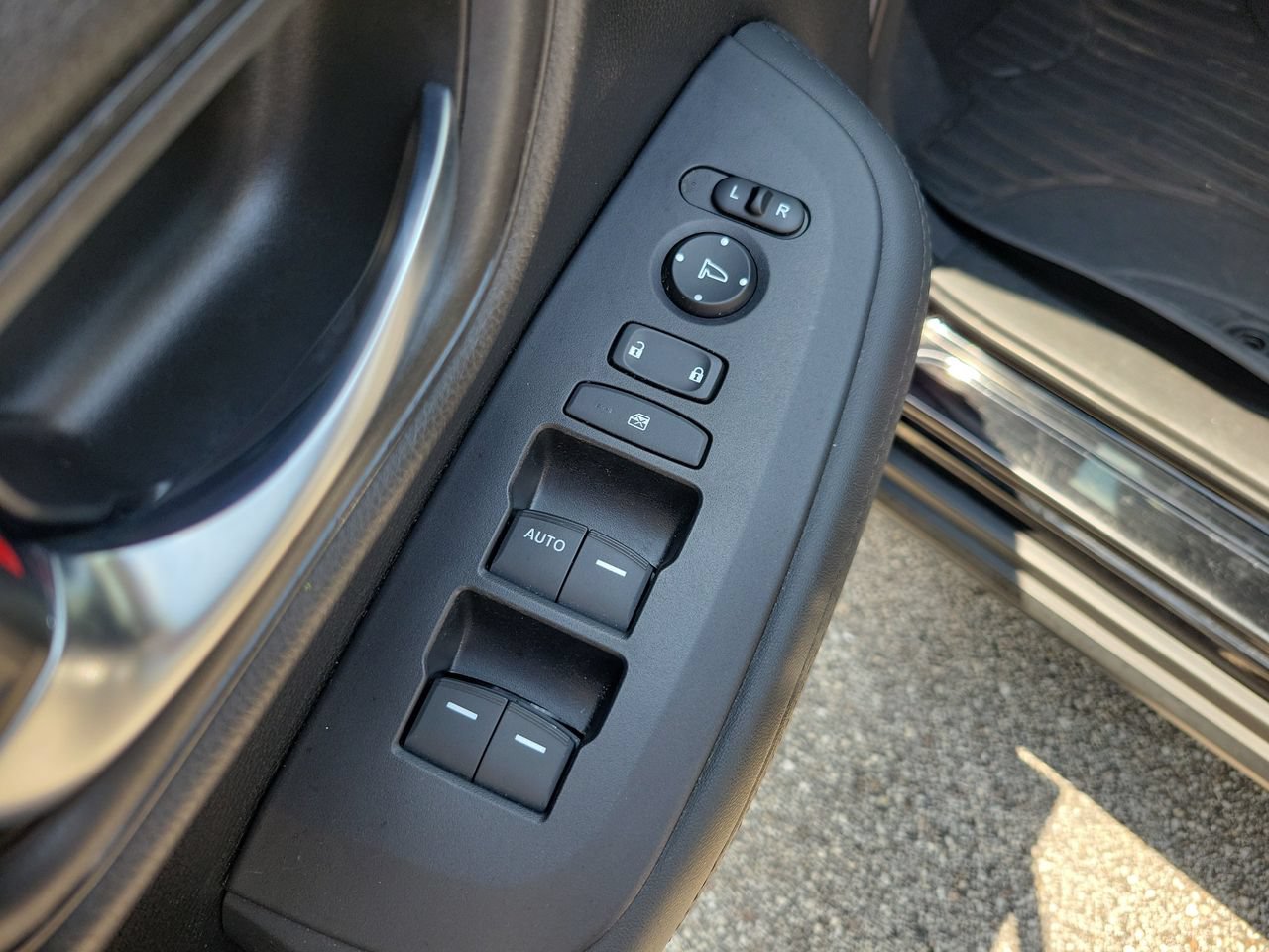 Used 2023 Honda HR-V LX image 12